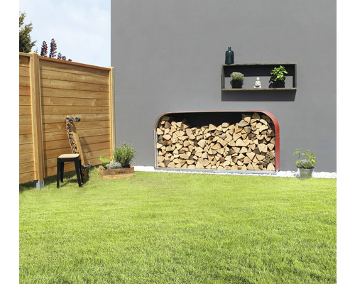 Aussenaufnahme eines Gartens mit Holzschuppen, Holzwand und Dekoration