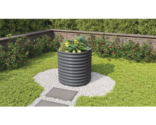 Jardinière surélevée en métal dans le jardin avec des plantes