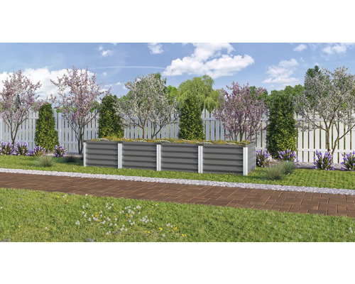 Jardinière surélevée en métal dans le jardin
