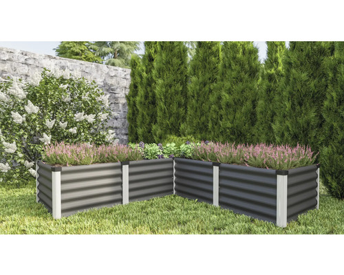 Hochbeet aus Metall im Garten mit Pflanzen