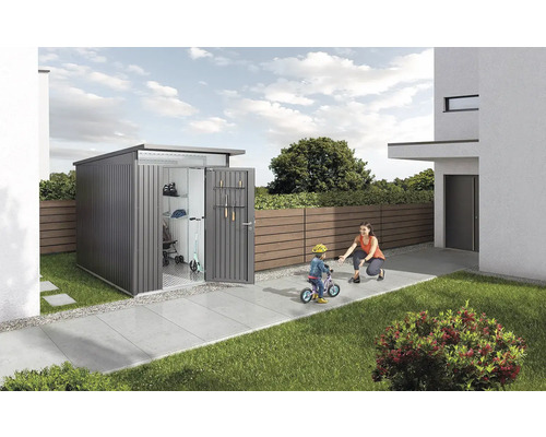 Abri de jardin métallique avec portes ouvertes, enfant avec vélo et un adulte dans le jardin