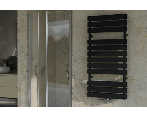 Scène de salle de bain avec cabine de douche et radiateur horizontal