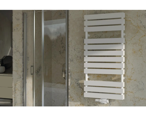 Radiateur design Rotheigner STRIPE 1240 x 600 mm blanc raccordement en bas au centre Salle de bain avec cabine de douche et sèche-serviettes