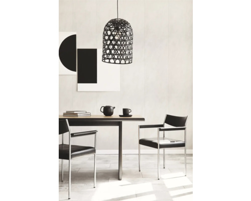 Salle à manger avec table en bois, chaises et suspension tressée.