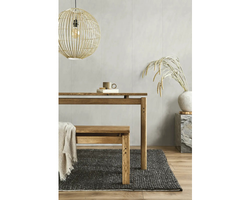 Table de salle à manger et banc en bois avec suspension grise et tapis
