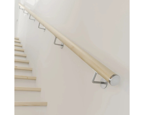 Rampe en bois sur un mur à côté d''un escalier.