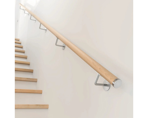 Main courante en bois avec support métallique dans un escalier