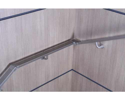 Treppengeländer aus Metall an einer Wand