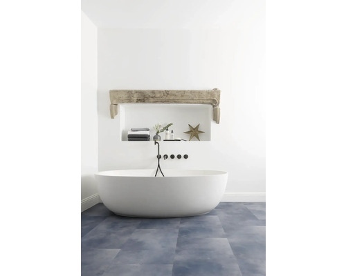 Salle de bain avec baignoire îlot, robinetterie et espace de rangement