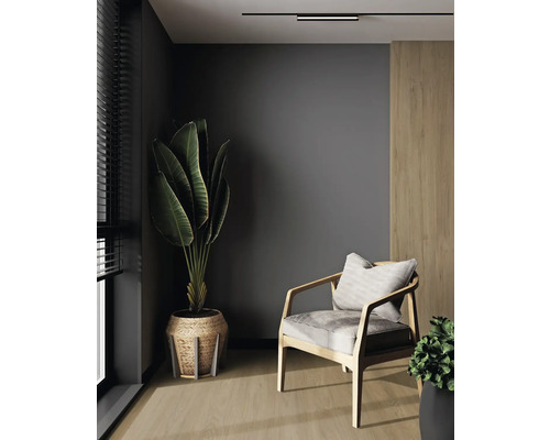 Leseecke mit Sessel, Zimmerpflanze und Deckenleuchte