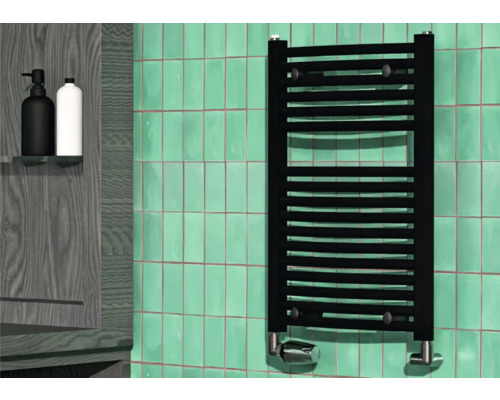 Rotheigner Badheizkörper SWING 690 x 445 mm schwarz matt Anschluss Beidseitig unten Badezimmeransicht mit schwarzem Handtuchwärmer an gefliester Wand