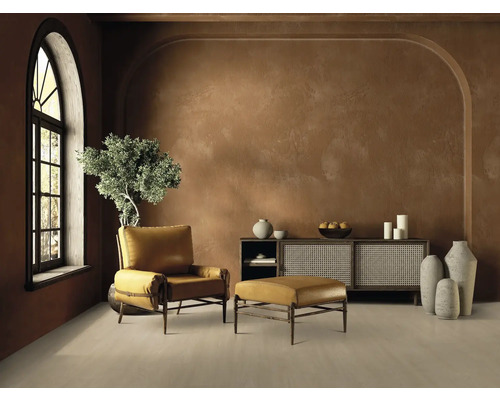 Wohnzimmer mit Sessel, Fusshocker und Sideboard in rustikalem Design