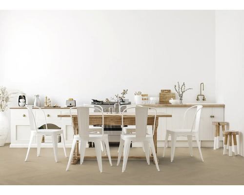 Heller Essbereich mit Holztisch und weißen Metallstühlen