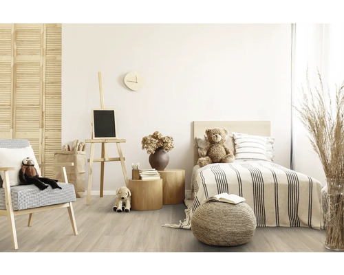 Chambre d''enfant avec lit, fauteuil, chevalet et plancher en bois