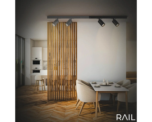 Modernes Esszimmer mit Esstisch, Stühlen, Holzvertäfelung und einer Schienenleuchte