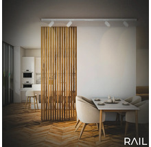 Essbereich mit Holzboden, Esstisch, Stühlen und Raumteiler aus Holzlamellen