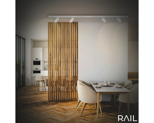 Essbereich mit Holzboden, Esstisch, Stühlen, Raumteiler aus Holzlamellen und Schienensystem mit Strahlern