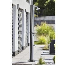 Douche de jardin avec deux robinets sur terrasse