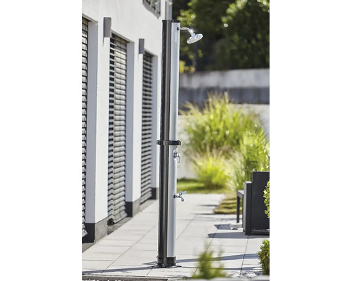 Douche de jardin avec deux robinets sur terrasse