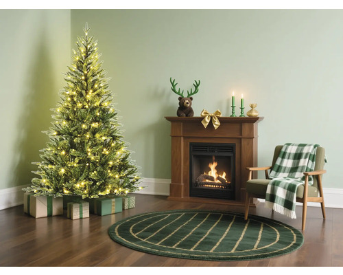Scène de Noël avec sapin, cheminée et fauteuil dans un salon confortable