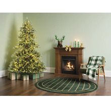 Scène de Noël avec sapin de Noël, cheminée et fauteuil