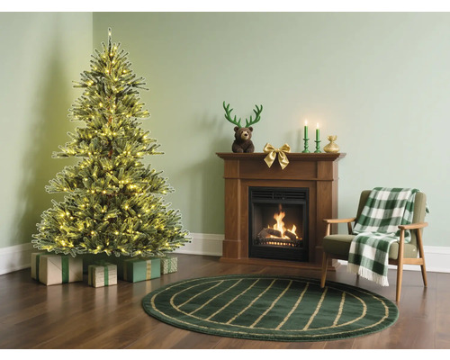 Scène de Noël avec sapin de Noël, cheminée et fauteuil