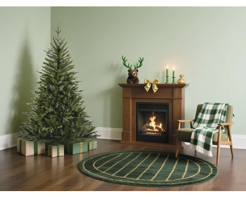 Scène de Noël avec sapin, cheminée et fauteuil dans un salon