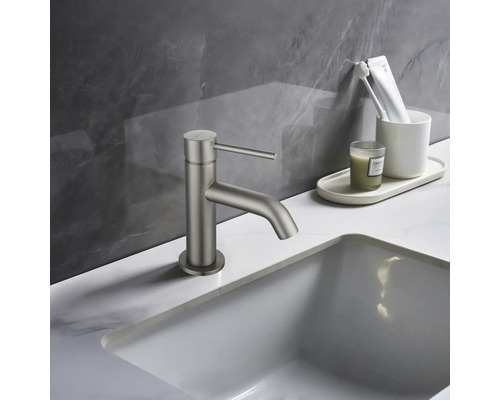 Robinet de lavabo en métal sur un lavabo dans une salle de bain