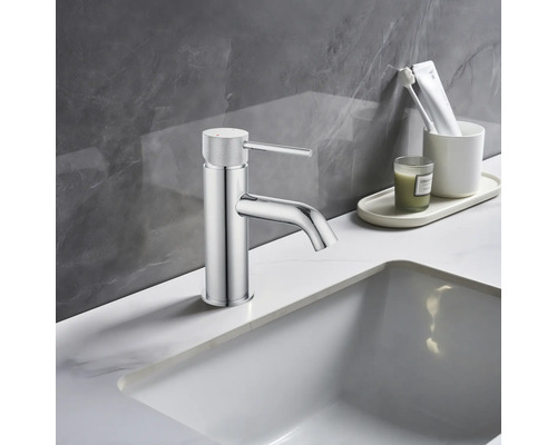 Waschtischarmatur im Badezimmer mit Waschbecken und Zubehör