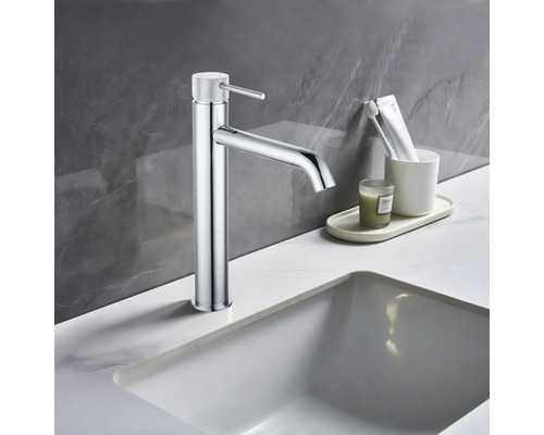 Mitigeur de lavabo haut en métal sur un lavabo