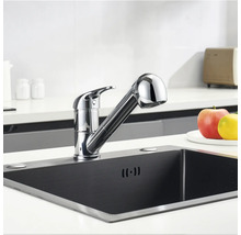 Robinet de cuisine avec douchette extractible dans un évier foncé.