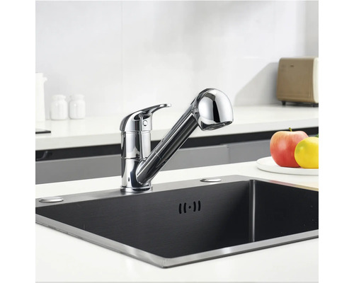 Robinet de cuisine avec douchette extractible dans un évier foncé.