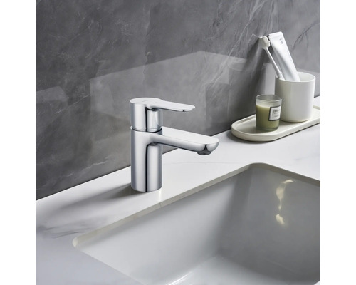 Robinet brillant sur le lavabo de la salle de bains.