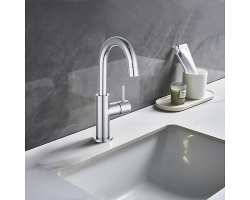 Robinet de lavabo en métal avec mitigeur monocommande sur le lavabo