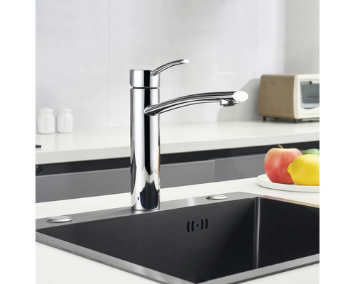 Robinet de cuisine chromé sur un évier