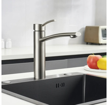 Robinet de cuisine en métal avec évier