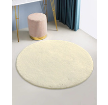 Un tapis rond, un tabouret, une table et un rideau créent une atmosphère d''espace lumineuse et organisée.