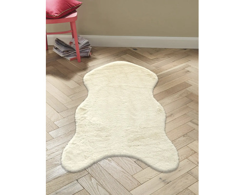 Tapis décoratif en peau de mouton clair sur parquet