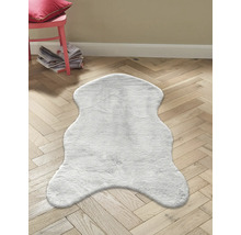 Tapis imitation peau de mouton gris sur plancher en bois