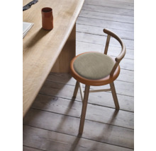 Chaise en bois avec assise rembourrée près d''une table en bois