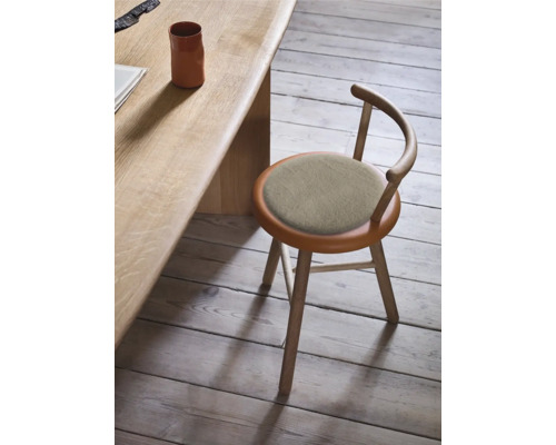 Chaise en bois avec assise rembourrée près d''une table en bois