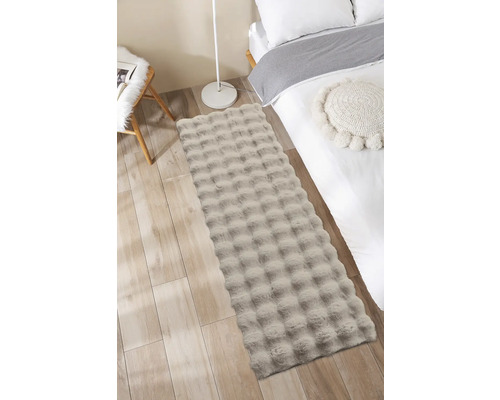 Dekoratives Schlafzimmer mit Bett, Stuhl und einem rechteckigen Teppich