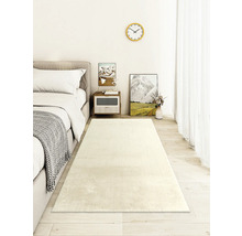 Beiger Teppich in einem Schlafzimmer mit Bett und Nachttisch