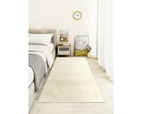 Beiger Teppich in einem Schlafzimmer mit Bett und Nachttisch