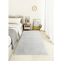 Heller Teppich im Schlafzimmer mit Bett und Nachttisch