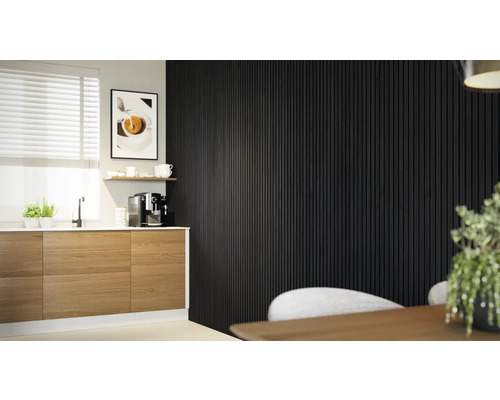 Moderne Küche mit Holzschränken, Fenster, Deko und schwarzer Akustik Wandpaneele