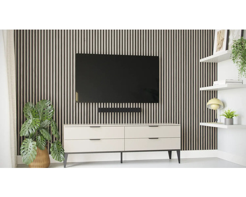 Wohnzimmer mit Wandpaneelen, Fernseher, Soundbar, Kommode und Wandregalen