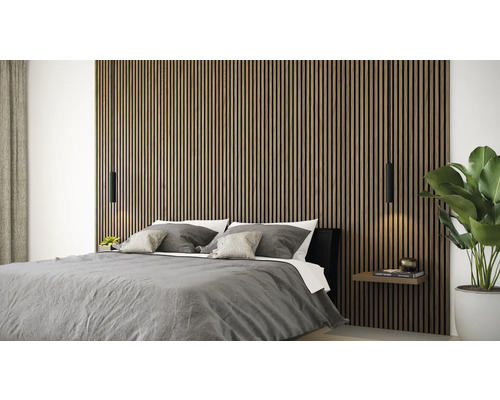 Schlafzimmer mit Holzpaneelwand und Bett