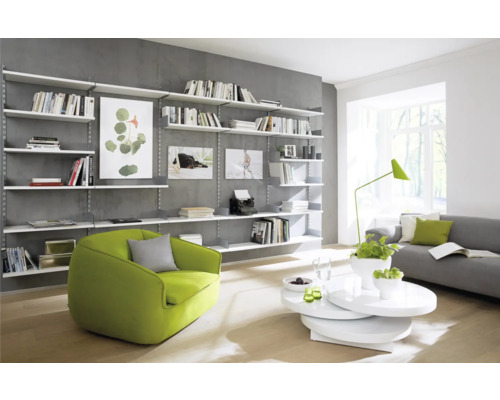 Helles Wohnzimmer mit Bücherregal, Sessel und Sofa