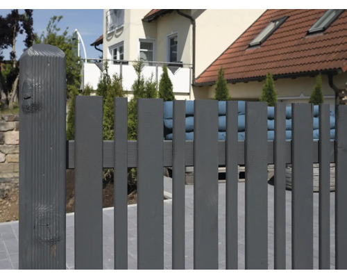 Clôture en bois grise devant une maison d''habitation
